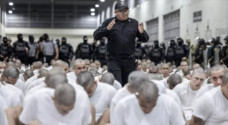 membres présumés du gang vénézuelien Tren de Aragua arrivés au Centre de détention pour terroristes